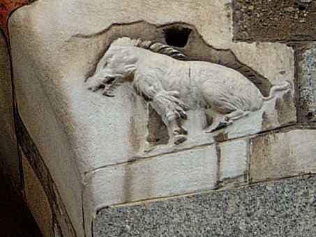 L'effige della scrofa lanuta sul colonnato di piazza Mercanti
